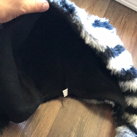 Fuzzy hat with hand warmers - Picture 4 of 4